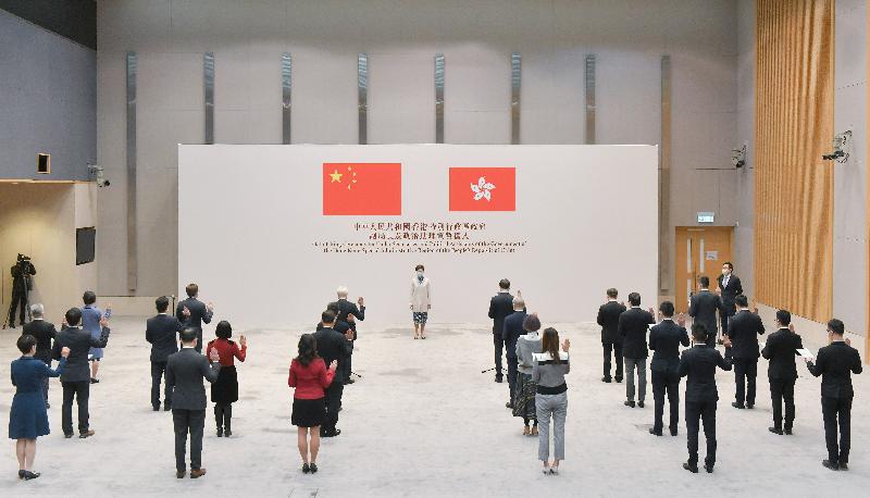 The Government of the Hong Kong Special Administrative Region held an oath-taking ceremony for Under Secretaries and Political Assistants at the Central Government Offices today (December 16). Witnessed by the Chief Executive, Mrs Carrie Lam (centre), all the 12 Under Secretaries and 14 Political Assistants swore to uphold the Basic Law of the Hong Kong Special Administrative Region of the People's Republic of China and swore allegiance to the Hong Kong Special Administrative Region of the People's Republic of China.