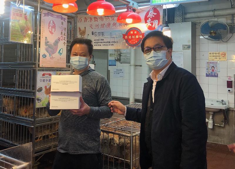 The acting Assistant Director of Food and Environmental Hygiene, Mr Lai Siu-kwong (right), visited Sha Tin Market today (December 16) to distribute masks and leaflets to market tenants, reminding them to adopt various anti-epidemic measures and comply with anti-epidemic regulations.