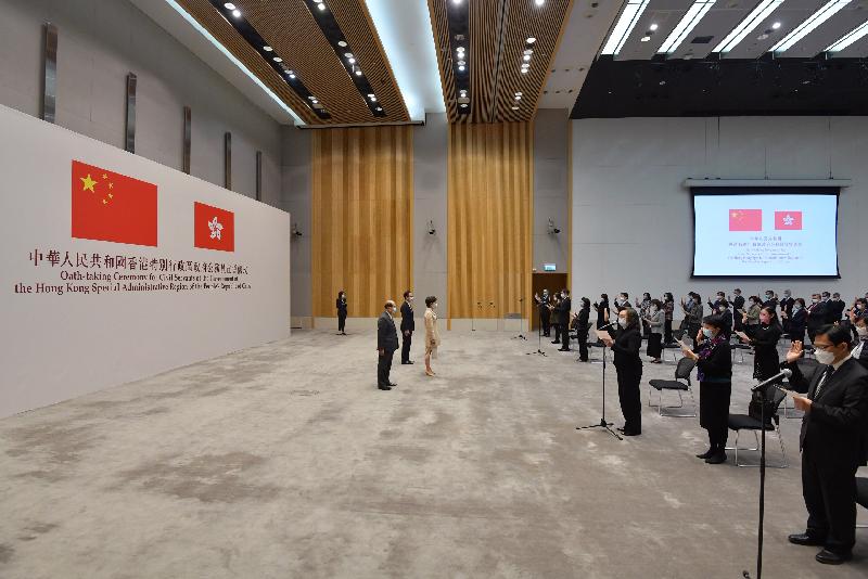 The Government of the Hong Kong Special Administrative Region today (December 18) held an oath-taking ceremony for civil servants at the Central Government Offices. Witnessed by the Chief Executive, Mrs Carrie Lam (fourth left), Permanent Secretaries, Heads of Department and directorate civil servants at the rank of D6 or above swore to uphold the Basic Law of the Hong Kong Special Administrative Region of the People's Republic of China, bear allegiance to the Hong Kong Special Administrative Region of the People's Republic of China, be dedicated to their duties and be responsible to the Hong Kong Special Administrative Region Government. The Chief Secretary for Administration, Mr Matthew Cheung Kin-chung (second left), and the Secretary for the Civil Service, Mr Patrick Nip (third left), also attended the oath-taking ceremony.
