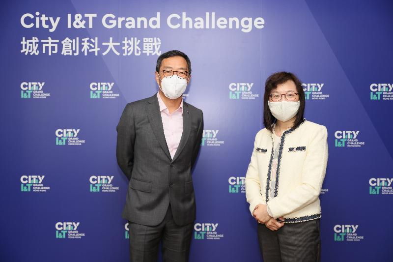 創新科技署署長潘婷婷（右）和香港科技園公司行政總裁黃克強（左）今日（十二月十八日）主持第一屆「城市創科大挑戰」網上傳媒簡報會，向傳媒介紹比賽內容。