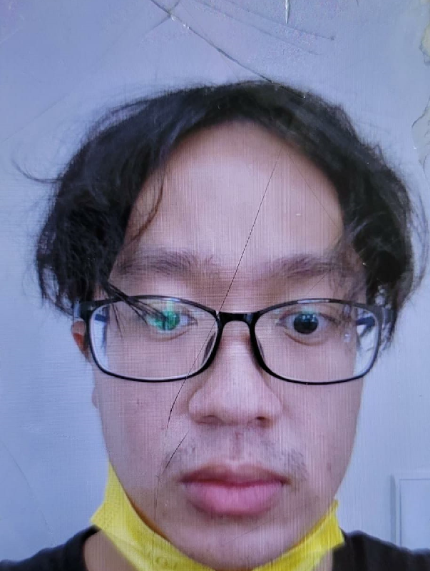 Yeung Lok-him, aged 26, is about 1.6 metres tall, 72 kilograms in weight and of medium build. He has a long face with yellow complexion and short black hair. He was last seen wearing a dark blue long-sleeved shirt, grey trousers and grey sport shoes.
