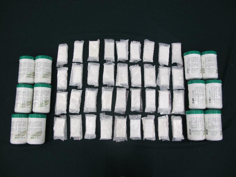 Hong Kong Customs yesterday (December 20) detected a cross-boundary drug trafficking case through the cargo channel and seized about 4.4 kilograms of suspected heroin with an estimated market value of about $6.6 million at Hong Kong International Airport. Photo shows the suspected heroin seized and the hair care product bottles used to conceal the dangerous drugs.