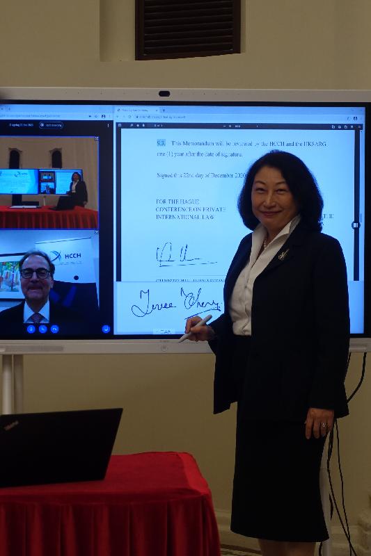The Secretary for Justice, Ms Teresa Cheng, SC, signed a memorandum of understanding with the Secretary General of the Hague Conference on Private International Law, Dr Christophe Bernasconi, for the technical and administrative arrangements relating to the secondment of legal professionals today (December 22) at a virtual signing ceremony.
