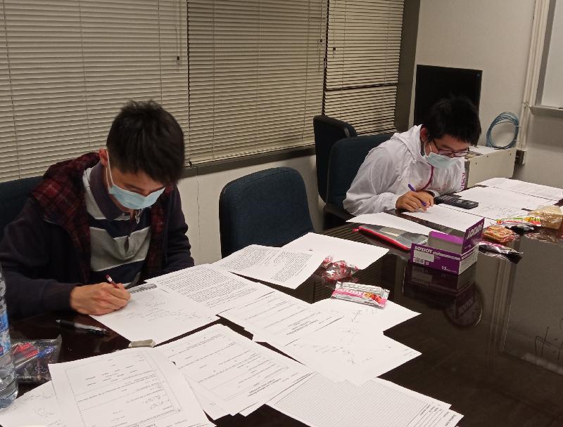 The 5th International Olympiad of Metropolises was held from December 16 to 22. Students representing Hong Kong participated in the competition covering four disciplines: informatics, mathematics, physics and chemistry. Photo shows the physics competition.