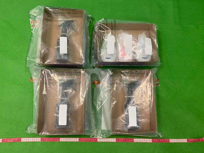香港海關昨日（十二月二十四日）在香港國際機場檢獲約一點八公斤懷疑液態可卡因，估計市值約三百二十萬元。圖示檢獲的懷疑液態可卡因。