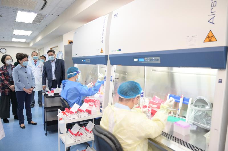 The Chief Executive, Mrs Carrie Lam (second left), today (December 25) visited the five private laboratories which help the Government provide COVID-19 testing services to learn more about their back of house operations and extend her holiday greetings to the staff members on duty. Photo shows Mrs Lam visiting the laboratory of ONCO Medical Laboratory Limited. Looking on is the Secretary for Food and Health, Professor Sophia Chan (first left).

