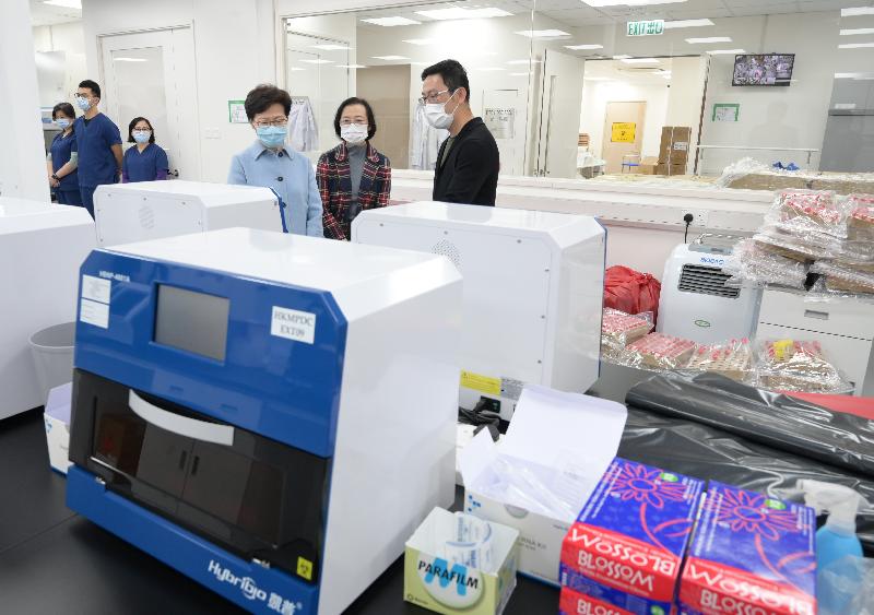 The Chief Executive, Mrs Carrie Lam (third right), today (December 25) visited the five private laboratories which help the Government provide COVID-19 testing services to learn more about their back of house operations and extend her holiday greetings to the staff members on duty. Photo shows Mrs Lam visiting the laboratory of Hong Kong Molecular Pathology Diagnostic Centre Limited. Looking on is the Secretary for Food and Health, Professor Sophia Chan (second right).
