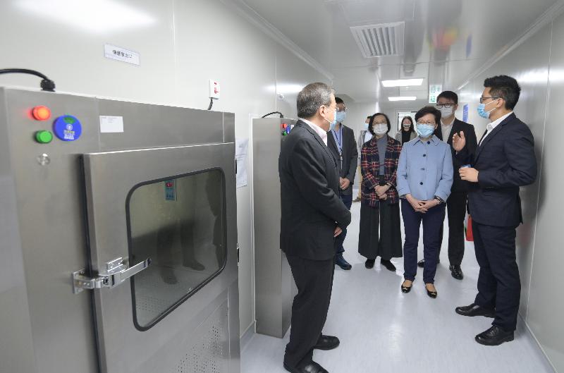 The Chief Executive, Mrs Carrie Lam (third right), today (December 25) visited the five private laboratories which help the Government provide COVID-19 testing services to learn more about their back of house operations and extend her holiday greetings to the staff members on duty. Photo shows Mrs Lam visiting the laboratory of BGI. Looking on is the Secretary for Food and Health, Professor Sophia Chan (fourth right).