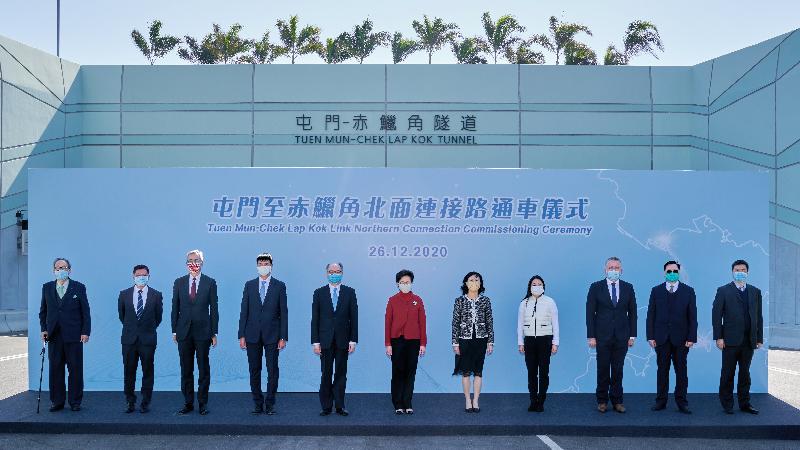 The Chief Executive, Mrs Carrie Lam, attended the Tuen Mun-Chek Lap Kok Link Northern Connection Commissioning Ceremony today (December 26). Photo shows Mrs Lam (centre); the Secretary for Transport and Housing, Mr Frank Chan Fan (fifth left); the Permanent Secretary for Transport and Housing (Transport), Ms Mable Chan (fifth right); the Director of Highways, Mr Jimmy Chan (fourth left); and the Commissioner for Transport, Miss Rosanna Law (fourth right), together with representatives from project contractors and engineering consultants, at the North Portal of the Tuen Mun-Chek Lap Kok Tunnel.