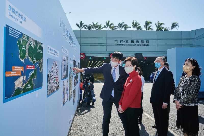 The Chief Executive, Mrs Carrie Lam, attended the Tuen Mun-Chek Lap Kok Link (TM-CLKL) Northern Connection Commissioning Ceremony today (December 26). Photo shows the Director of Highways, Mr Jimmy Chan (first left), briefing Mrs Lam (second left) on the project information and the arrangements for the commissioning of the TM-CLKL Northern Connection.