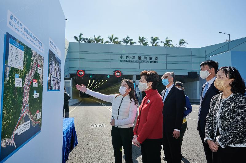 The Chief Executive, Mrs Carrie Lam, attended the Tuen Mun-Chek Lap Kok Link (TM-CLKL) Northern Connection Commissioning Ceremony today (December 26). Photo shows the Commissioner for Transport, Miss Rosanna Law (first left), briefing Mrs Lam (second left) on the arrangements for the commissioning of the TM-CLKL Northern Connection.