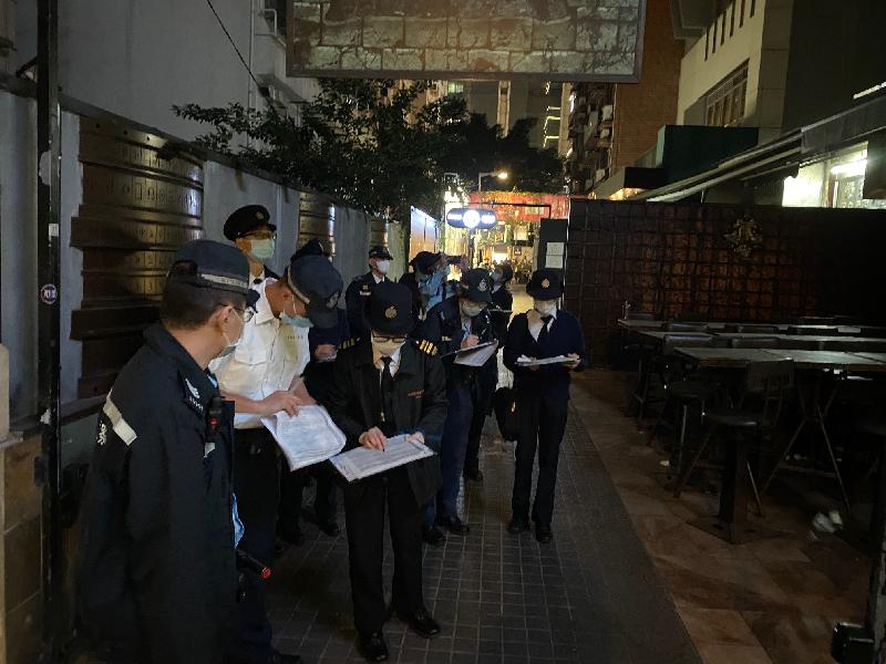 The Food and Environmental Hygiene Department conducted joint operations with the Police in various districts yesterday (December 25) to step up law enforcement and publicity efforts in reminding catering business and scheduled premises operators to strictly comply with the requirements and directions under the Prevention and Control of Disease (Requirements and Directions) (Business and Premises) Regulation (Cap. 599F).