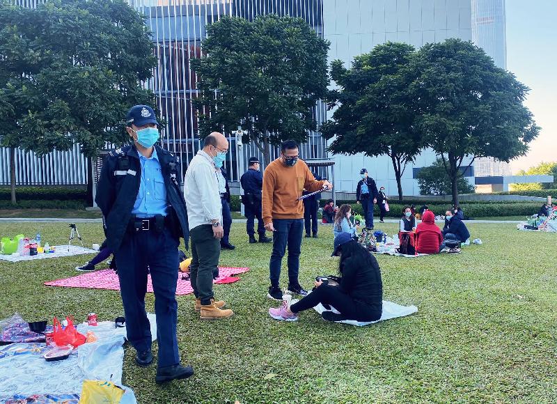 The Leisure and Cultural Services Department (LCSD) stepped up patrols at its venues during the Christmas holiday to ensure users were complying with regulations on the limit of the number of people in group gatherings and the mask-wearing requirement. Photo shows LCSD staff conducting an inspection at Tamar Park.