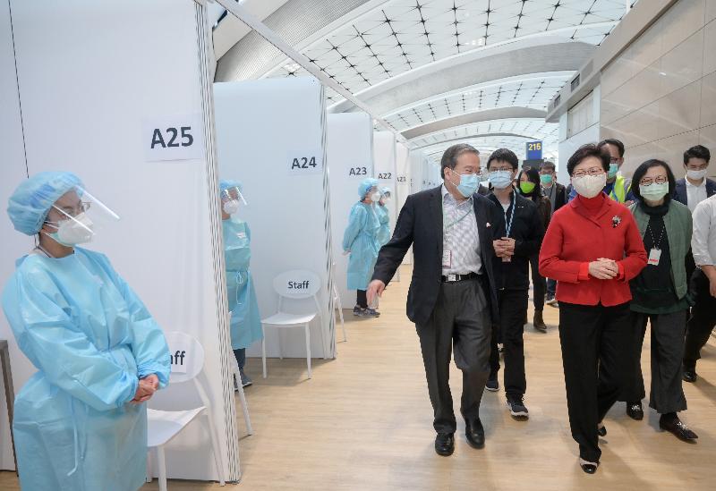 The Chief Executive, Mrs Carrie Lam (second right), today (December 26) visited the Midfield Concourse of the Hong Kong International Airport to inspect the implementation and enforcement of quarantine measures for inbound travellers by various departments.
