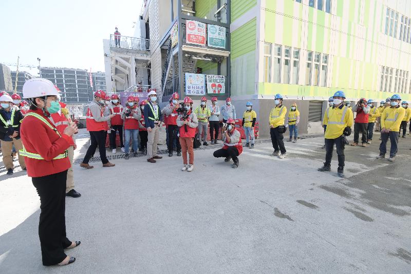 The Chief Executive, Mrs Carrie Lam, today (December 26) visited the temporary hospital that is under construction on a piece of land adjacent to AsiaWorld-Expo to learn more about the progress of works. Photo shows Mrs Lam (left) extending her appreciation to the construction team.