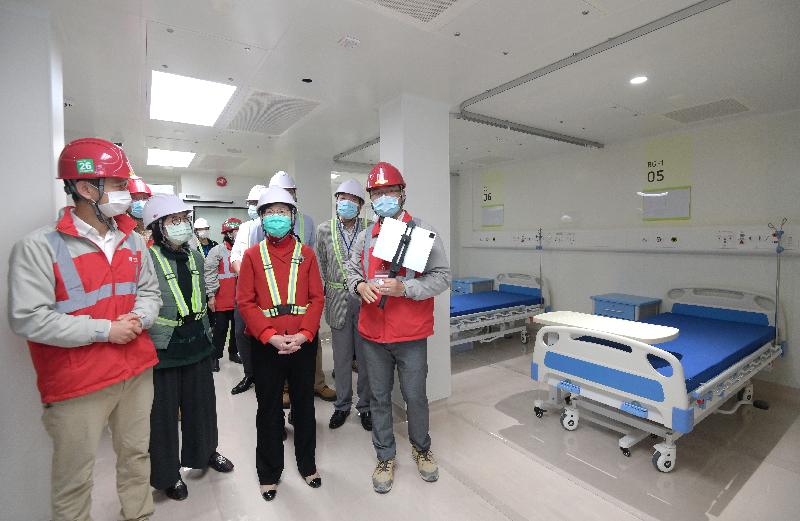 The Chief Executive, Mrs Carrie Lam (front row, second right), today (December 26) visited the temporary hospital that is under construction on a piece of land adjacent to AsiaWorld-Expo to learn more about the progress of works. 
