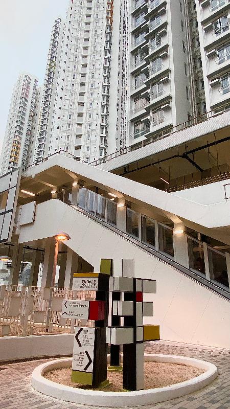 Chun Yeung Estate is integrated with the artistic atmosphere in Fo Tan. Along the main pedestrian routes, feature signage is placed to reflect a more artistic approach.



