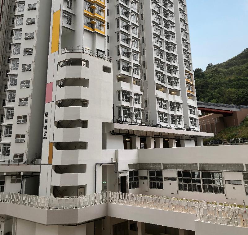 Chun Yeung Estate is integrated with the artistic atmosphere in Fo Tan. Chun Yeung Estate has a covered pedestrian network connecting the shopping centre and covered Public Transport Lay-by at the lowest level to the domestic blocks at various upper levels of the hillside. The network comprises a walkway system, escalators, lifts, footbridges and a pedestrian corridor across a typical floor.


