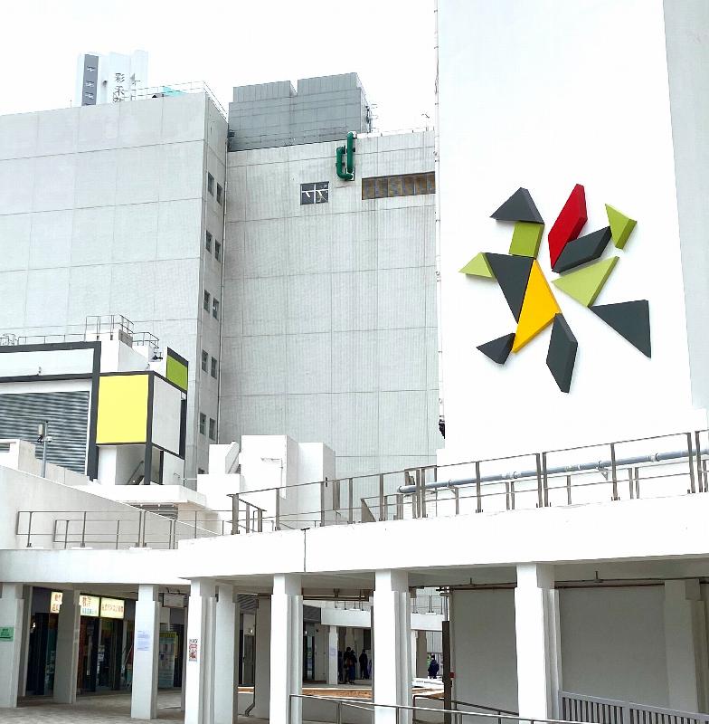 Chun Yeung Estate is integrated with the artistic atmosphere in Fo Tan. A specially designed logo for Chun Yeung Estate decorates a building wall. The logo has a horse on the left hand side, and gives an abstract artistic presentation of the first character of the Chinese name of Chun Yeung Estate.  

