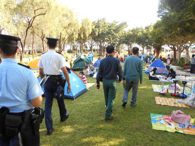 The Leisure and Cultural Services Department (LCSD) stepped up patrols at its venues during the Christmas holiday to ensure users were complying with regulations on the limit of the number of people in group gatherings and the mask-wearing requirement. Photo shows LCSD staff conducting an inspection at Tai Po Waterfront Park today (December 27).