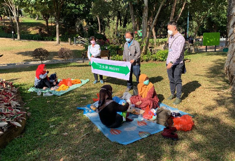 The Leisure and Cultural Services Department (LCSD) stepped up patrols at its venues during the Christmas holiday to ensure users were complying with regulations on the limit of the number of people in group gatherings and the mask-wearing requirement. Photo shows LCSD staff conducting an inspection at Yuen Long Park today (December 27).