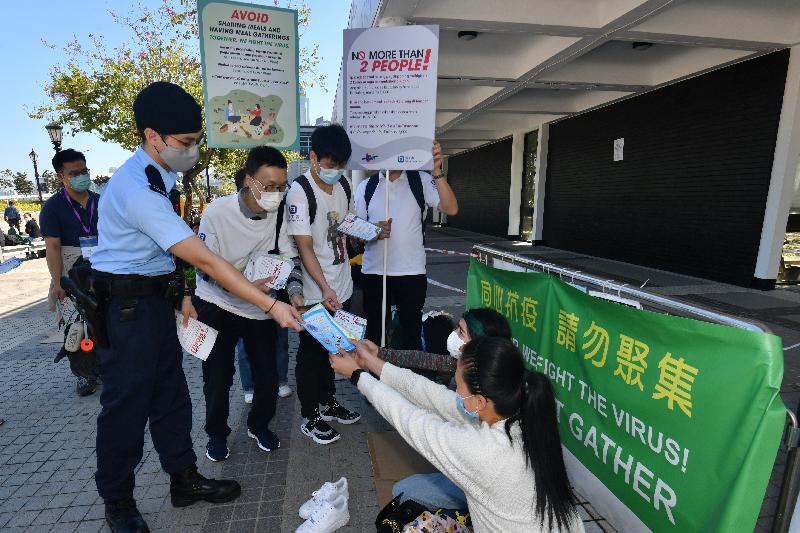 The Labour Department, in collaboration with the Hong Kong Police Force (the Police), the Food and Environmental Hygiene Department (FEHD) and the Leisure and Cultural Services Department today (December 27) conducted mobile broadcasts in popular gathering places of foreign domestic helpers (FDHs) to call upon them to comply with the anti-epidemic regulations on the prohibition of group gatherings of more than two persons and mask-wearing in public places.  In addition, the Agriculture, Fisheries and Conservation Department, the Police and the FEHD also conducted publicity in Tai Lam Country Park in Tai Tong, Yuen Long. Photo shows promotional leaflets being distributed by the Labour Department and the Police to FDHs outside Hong Kong City Hall in Central.

