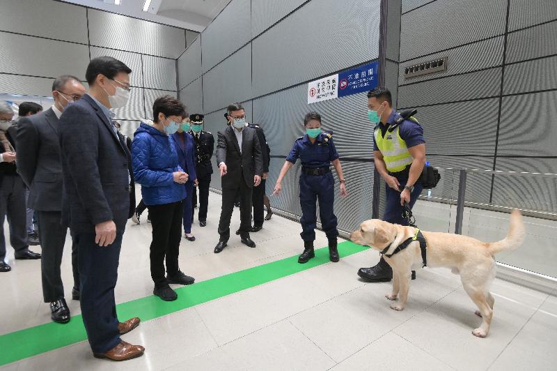 The Chief Executive, Mrs Carrie Lam, visited the Shenzhen Bay Control Point and Hong Kong-Zhuhai-Macao Bridge (HZMB) Control Point today (December 27) to inspect the implementation of the Return2hk – Travel Scheme for Hong Kong Residents returning from Guangdong Province or Macao without being subject to quarantine. Photo shows Mrs Lam (third left) learning about the work of a Customs detector dog at the HZMB Control Point. Looking on are the Secretary for Security, Mr John Lee (second left), the Secretary for Constitutional and Mainland Affairs, Mr Erick Tsang Kwok-wai (first left) and the Commissioner of Customs and Excise, Mr Hermes Tang (third right).

