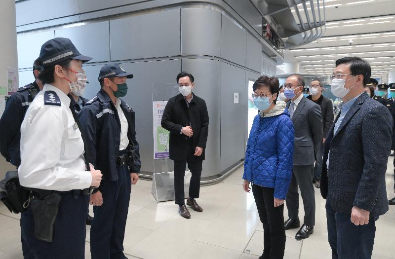 The Chief Executive, Mrs Carrie Lam, visited the Shenzhen Bay Control Point and Hong Kong-Zhuhai-Macao Bridge (HZMB) Control Point today (December 27) to inspect the implementation of the Return2hk – Travel Scheme for Hong Kong Residents returning from Guangdong Province or Macao without being subject to quarantine. Photo shows Mrs Lam (third right) chatting with frontline police officers at the HZMB Control Point. Looking on are the Secretary for Security, Mr John Lee (first right) and the Secretary for Constitutional and Mainland Affairs, Mr Erick Tsang Kwok-wai (second right).