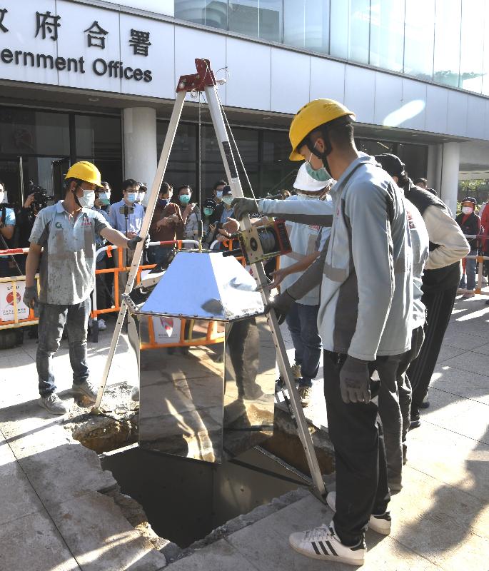 The Leisure and Cultural Services Department today (December 29) unearthed a time capsule laid in Lai Chi Kok Park. 
