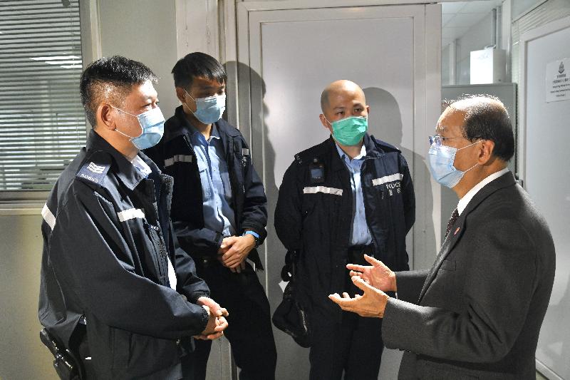 The Chief Secretary for Administration, Mr Matthew Cheung Kin-chung, inspected Penny’s Bay Quarantine Centre on Lantau Island this evening (December 29) to learn about its latest operations. Photo shows Mr Cheung (first right) chatting with police officers stationing on-site.
