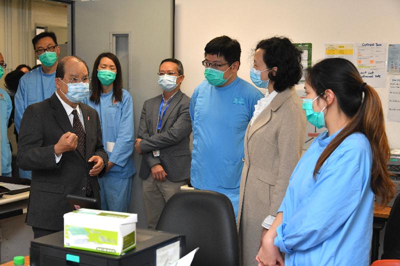 The Chief Secretary for Administration, Mr Matthew Cheung Kin-chung, inspected Penny’s Bay Quarantine Centre on Lantau Island this evening (December 29) to learn about its latest operations. Photo shows Mr Cheung (first left), accompanied by the Department of Health's Consultant (Family Medicine) in charge, Dr Cecilia Fan (second right), chatting with staff members of the quarantine centre.
