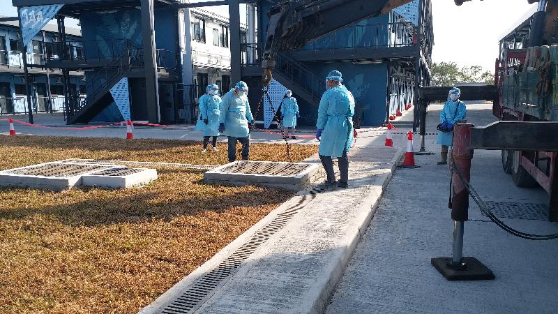The Chief Secretary for Administration, Mr Matthew Cheung Kin-chung, inspected Penny’s Bay Quarantine Centre on Lantau Island this evening (December 29) to learn about its latest operations. Photo shows workers conducting urgent clearing of trash found in manhole.
