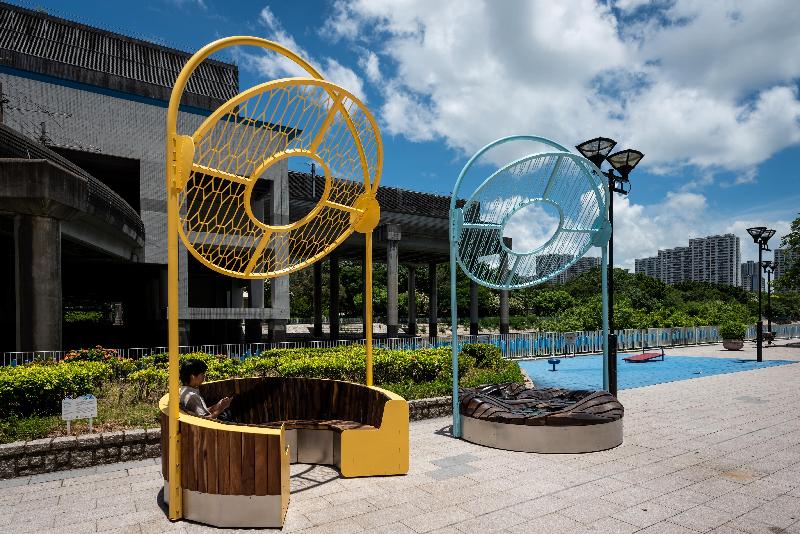 The "Viva! River" public art project organised by the Art Promotion Office was launched today (December 31). Photo shows artwork "Tuen Mun Double Teaseat" by artist Ricci Wong.