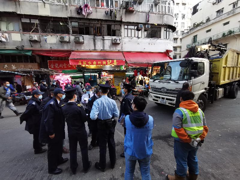 The Food and Environmental Hygiene Department (FEHD) conducted joint operations with the Police at various districts yesterday (December 31) to take stringent enforcement actions relating to anti-epidemic regulations. Picture shows the FEHD and the Police clearing paraphernalia at the junction between Tai Nan Street and Nam Cheong Street, Sham Shui Po.