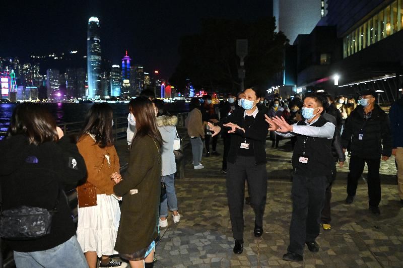 The Leisure and Cultural Services Department (LCSD) stepped up patrols at its venues during the New Year's Eve and the first day of January to ensure venue users were complying with regulations on the limit of the number of people in group gatherings and the mask-wearing requirement. Photo shows LCSD staff conducting an inspection at the Tsim Sha Tsui Promenade yesterday (December 31).