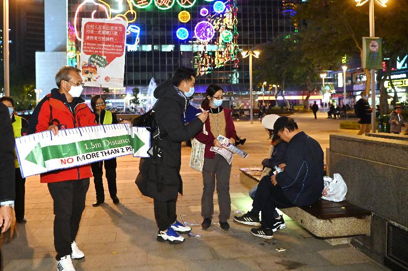 The Leisure and Cultural Services Department (LCSD) stepped up patrols at its venues during the New Year's Eve and the first day of January to ensure venue users were complying with regulations on the limit of the number of people in group gatherings and the mask-wearing requirement. Photo shows LCSD staff conducting an inspection at the Urban Council Centenary Garden in Tsim Sha Tsui yesterday (December 31).