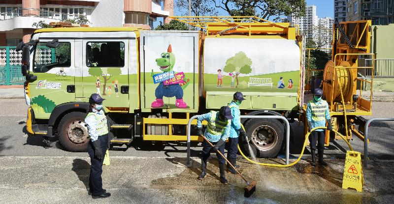 The Food and Environmental Hygiene Department commenced a two-week stepped-up year-end clean-up campaign today (January 4). Photo shows cleaning workers stepping up street cleaning at a complaint hotspot.