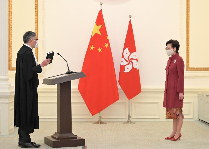 The new Chief Justice of the Court of Final Appeal, Mr Andrew Cheung Kui-nung (left), today (January 11) takes the Judicial Oath administered by the Chief Executive, Mrs Carrie Lam.