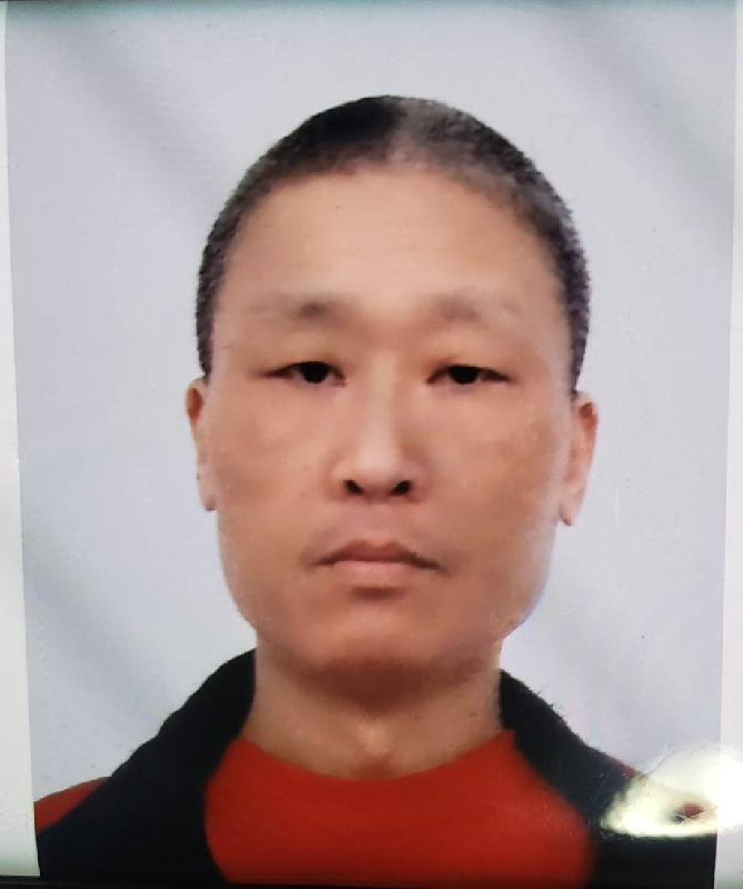 Choi Kwok-ming, aged 60, is about 1.75 metres tall, 65 kilograms in weight and of medium build. He has a round face with yellow complexion and short black hair. He was last seen wearing a red long-sleeved shirt and grey pants.