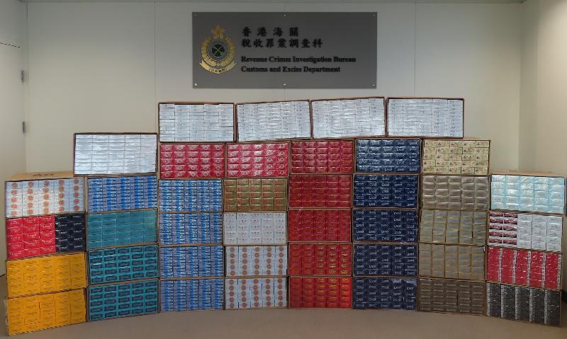 Hong Kong Customs yesterday (January 13) seized about 520 000 suspected illicit cigarettes and 3 400 suspected illicit heat-not-burn (HNB) products with an estimated market value of about $1.4 million and a duty potential of about $1 million in Yuen Long. Photo shows the suspected illicit cigarettes and illicit HNB products seized.