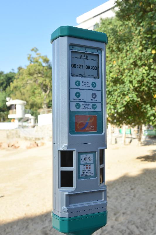 The Transport Department said today (January 18) that, as one of the smart mobility initiatives, the Government will install new on-street parking meters in phases to replace the existing ones. The new parking meters support payment of parking fees through multiple means, and support on-site and remote payment of parking fees through the mobile application 
