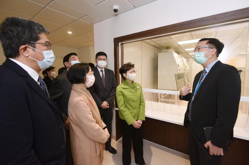 The completion and handover ceremony of the Hong Kong temporary hospital construction project supported by the Central Government was held today (January 20). Picture shows the Chief Executive, Mrs Carrie Lam (second right); the Secretary for Development, Mr Michael Wong (first left); and the Secretary for Food and Health, Professor Sophia Chan (second left), touring the facilities of the laboratory.