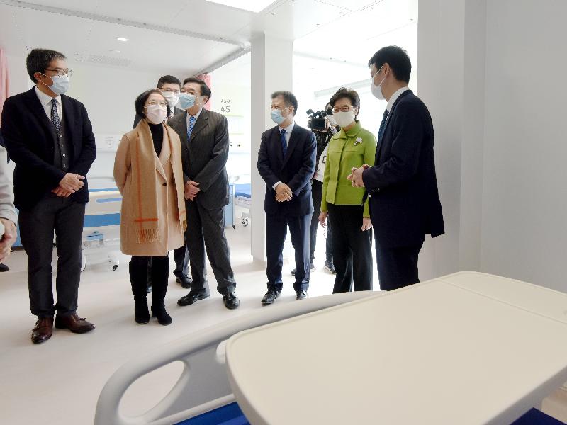 The completion and handover ceremony of the Hong Kong temporary hospital construction project supported by the Central Government was held today (January 20). Picture shows the Chief Executive, Mrs Carrie Lam (second right); the Secretary for Development, Mr Michael Wong (first left); and the Secretary for Food and Health, Professor Sophia Chan (second left), touring the negative pressure ward.
