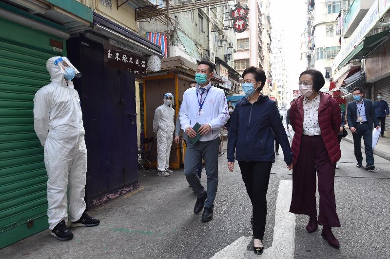 The Chief Executive, Mrs Carrie Lam (fourth left), inspected the compulsory testing in the specified "restricted area" in Jordan today (January 23). Also present are the Secretary for Food and Health, Professor Sophia Chan (fifth left); and the Secretary for Home Affairs, Mr Caspar Tsui (third left). 