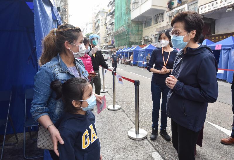 The Chief Executive, Mrs Carrie Lam, inspected the compulsory testing in the specified "restricted area" in Jordan today (January 23). Photo shows Mrs Lam (right) chatting with the residents in the area.