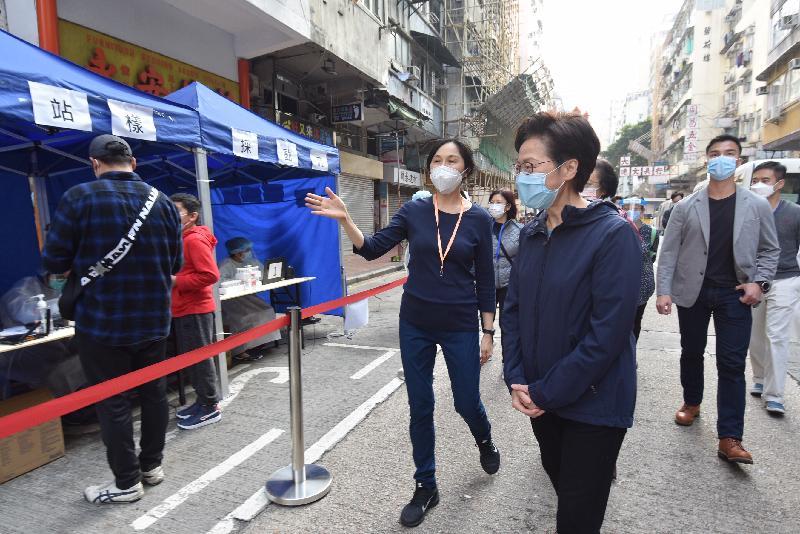 The Chief Executive, Mrs Carrie Lam, inspected the compulsory testing in the specified "restricted area" in Jordan today (January 23). Photo shows Mrs Lam (third right) being briefed on the testing workflow. 