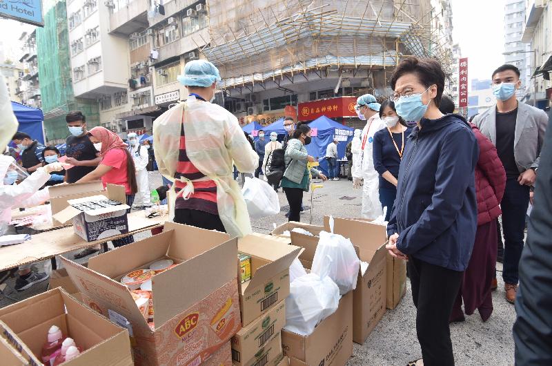 The Chief Executive, Mrs Carrie Lam, inspected the compulsory testing in the specified "restricted area" in Jordan today (January 23). Photo shows Mrs Lam (second right) inspecting the distribution of supplies. 