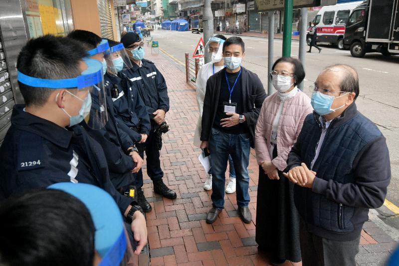 The Chief Secretary, Mr Matthew Cheung Kin-chung, inspected the compulsory testing in the specified "restricted area" in Jordan today (January 24). Photo shows Mr Cheung (first right) chatting with members of the Hong Kong Police Force. Also present is the Secretary for Food and Health, Professor Sophia Chan (second right).