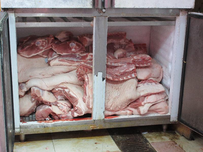 食物环境卫生署今日（一月二十七日）向葵涌光辉围一间怀疑以冰鲜肉当新鲜肉出售的新鲜粮食店采取突击行动。图示检获的怀疑冰鲜猪肉。