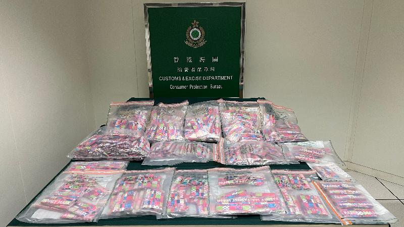 Hong Kong Customs yesterday (January 27) seized 302 bags of coloured and patterned surgical masks (1 510 pieces in total), with bacterial counts found to be suspected of exceeding the maximum permitted limit, from venues under a chain cosmetics group and a related manufacturer. The masks are suspected to be in contravention of the Consumer Goods Safety Ordinance. Customs appeals to members of the public to stop using these masks, and traders should remove the product from shelves as well. The masks seized are worth about $4,500 and two persons have been arrested so far. Photo shows the surgical masks seized.